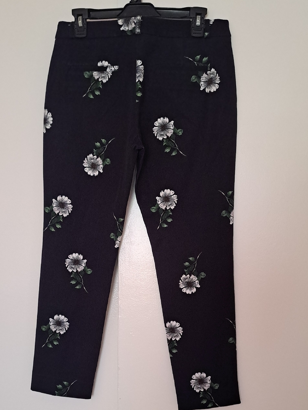 Banana Republic Black Floral Ankle Jeans  White Daisy Like Flowers . - Picture 3 of 11